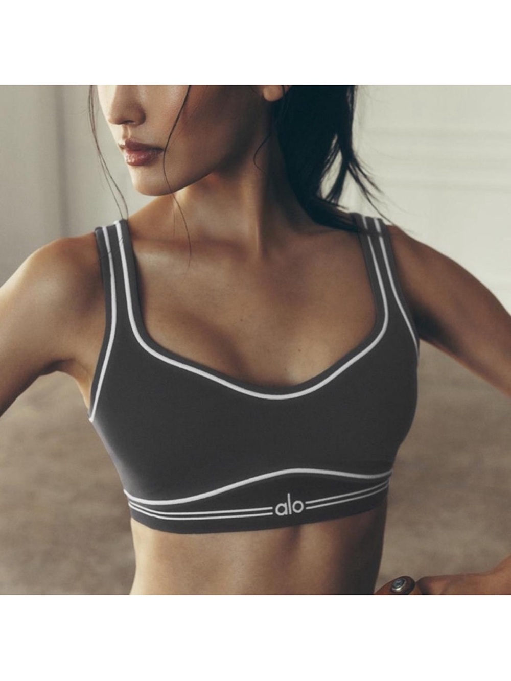 ALO Yoga Heart Throb bra in black Size L